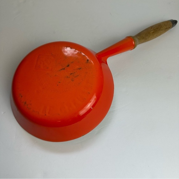 Vintage Le Creuset Cast Iron Enamel #24 ORANGE Skillet Pan & Wooden Handle - Picture 3 of 13